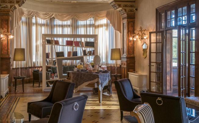 Фото отеля De La Ville Hotel