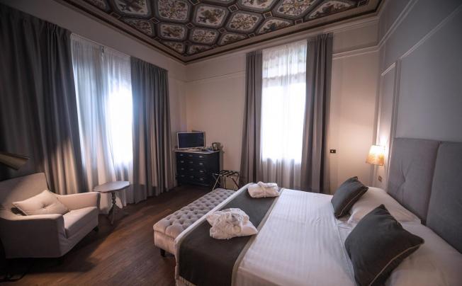 Фото отеля De La Ville Hotel