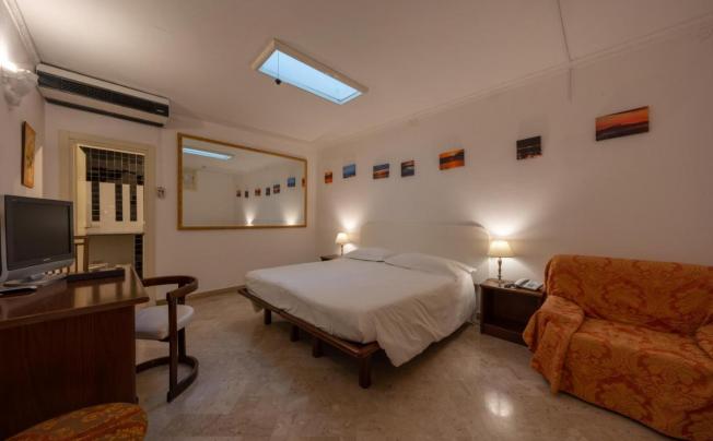Фото отеля Cristina Hotel