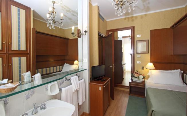 Фото отеля Bellevue Et Mediterranee Hotel