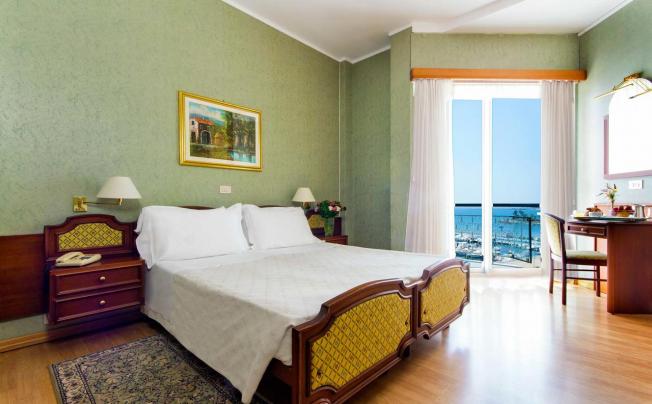 Фото отеля Bellevue Et Mediterranee Hotel