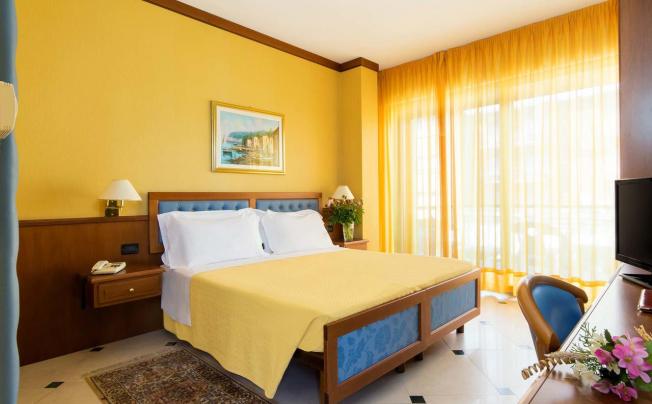 Фото отеля Bellevue Et Mediterranee Hotel