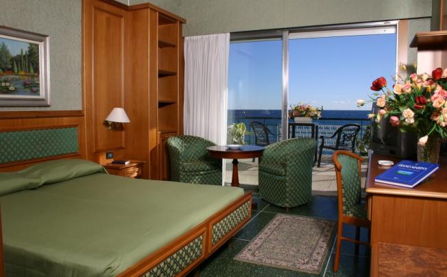 Фото отеля Bellevue Et Mediterranee Hotel
