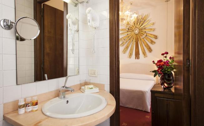 Фото отеля Columbia Hotel