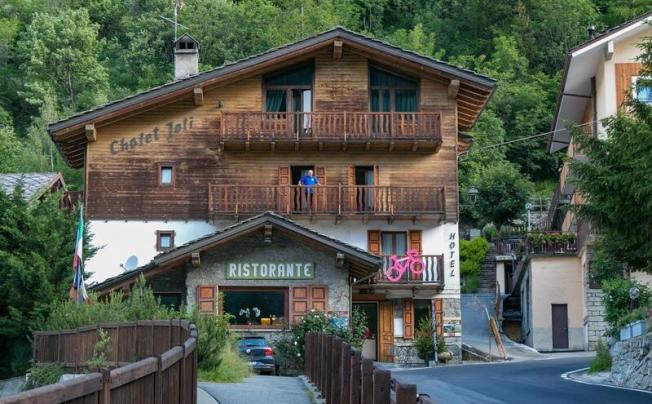 Фото отеля Chalet Joli Hotel
