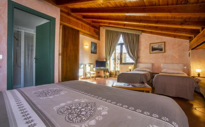 Фото отеля Chalet Joli Hotel