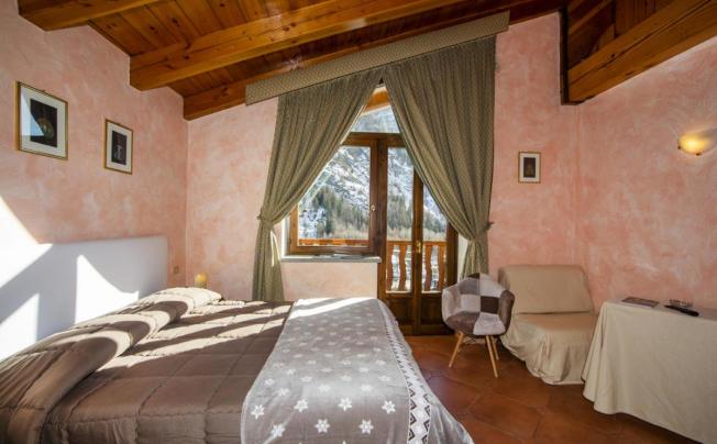 Фото отеля Chalet Joli Hotel