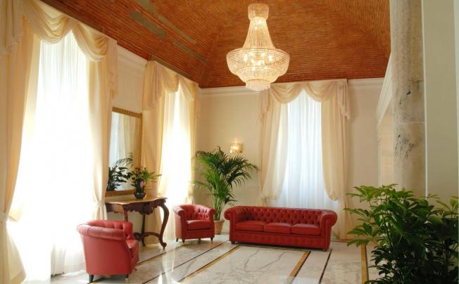 Фото отеля Embassy Hotel