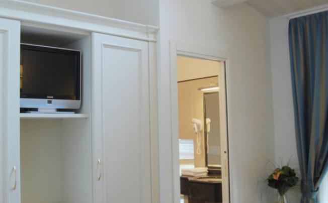 Фото отеля Embassy hotel