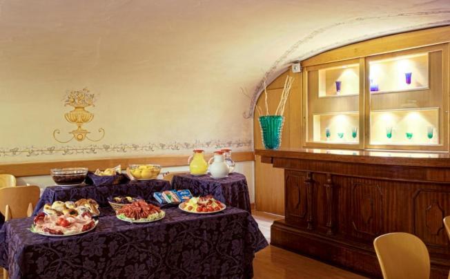 Фото отеля Caprice Hotel