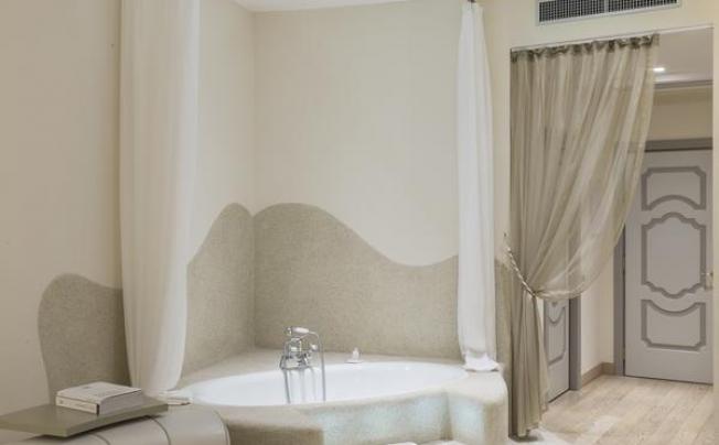Фото отеля Chateau Monfort Hotel