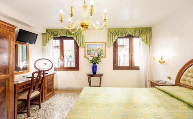 Фото отеля Antica Casa Carettoni Hotel