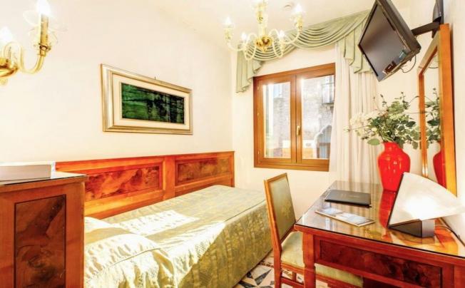 Фото отеля Antica Casa Carettoni Hotel