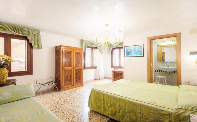 Фото отеля Antica Casa Carettoni Hotel