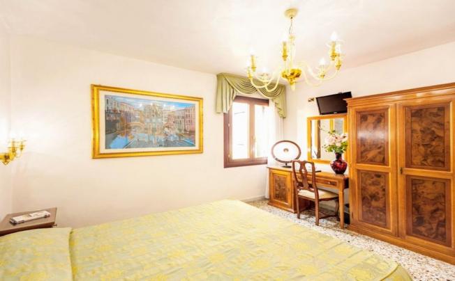 Фото отеля Antica Casa Carettoni Hotel