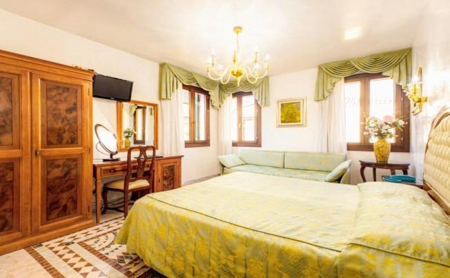 Фото отеля Antica Casa Carettoni Hotel