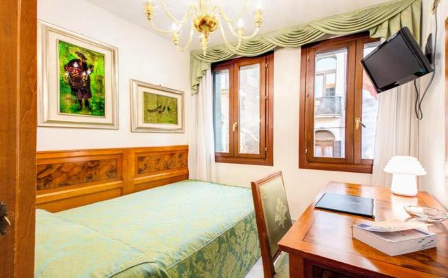 Фото отеля Antica Casa Carettoni Hotel