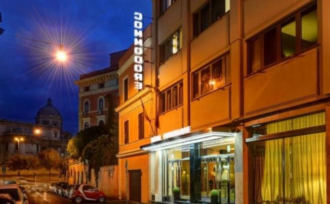 Фото отеля Commodore Hotel