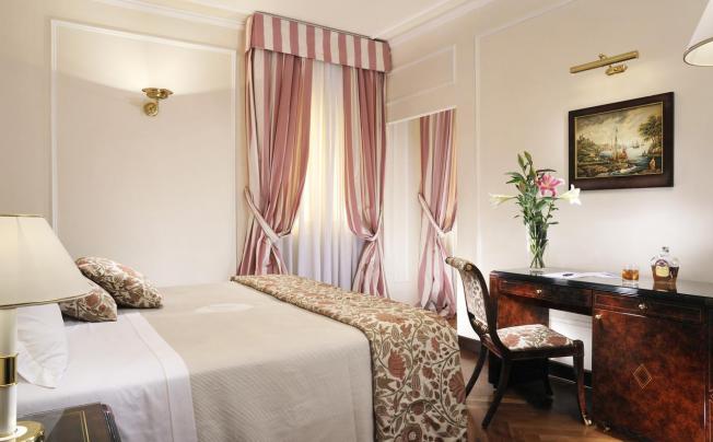 Фото отеля De La Ville Hotel