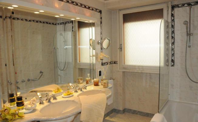 Фото отеля De La Ville Hotel