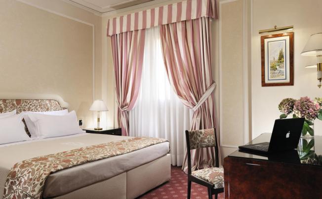 Фото отеля De La Ville Hotel