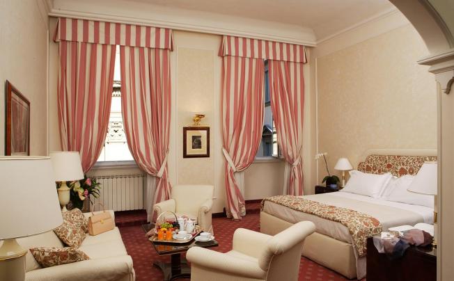 Фото отеля De La Ville Hotel