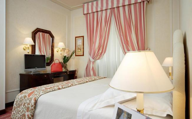 Фото отеля De La Ville Hotel