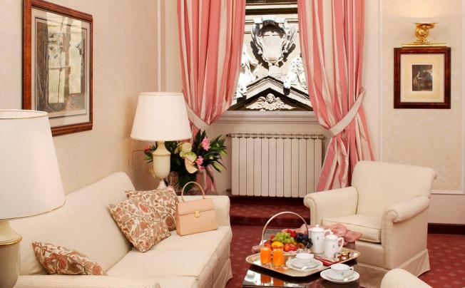 Фото отеля De La Ville Hotel