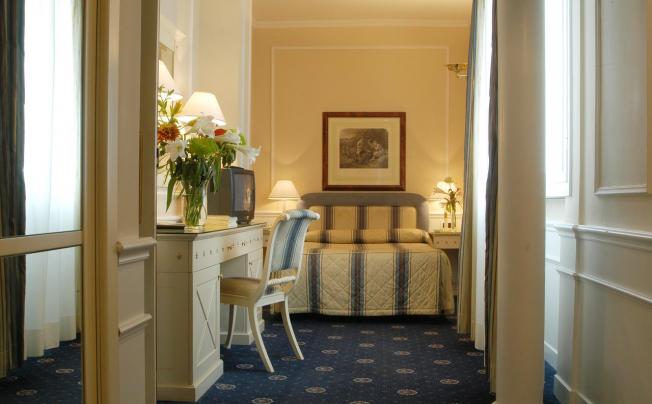 Фото отеля De La Ville Hotel