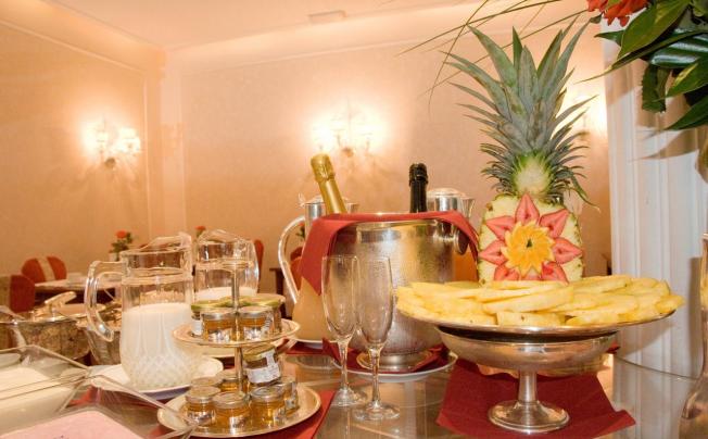 Фото отеля De La Ville Hotel