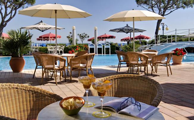 Фото отеля Ruhl Beach Hotel & Suites