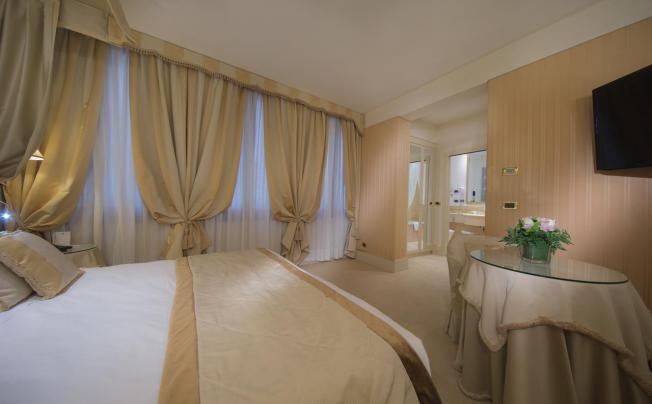 Фото отеля A La Commedia Hotel