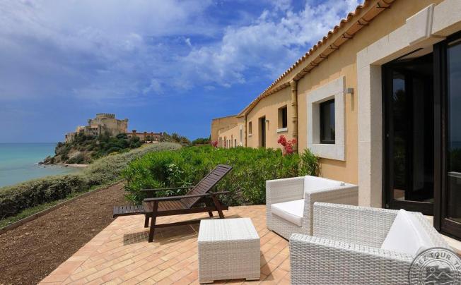 Фото отеля Falconara Charming House Resort & Spa