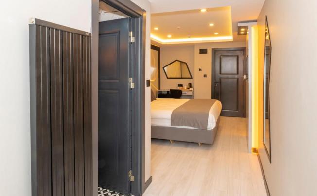 Фото отеля WHITE CORNER HOTEL