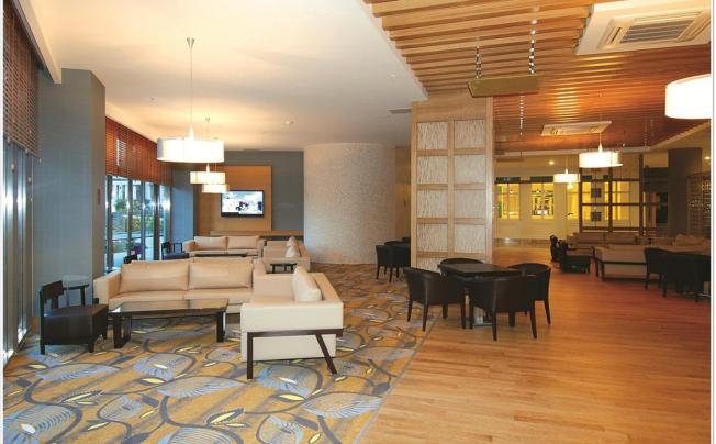 Фото отеля Commodore Elite Suites & Spa