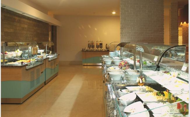 Фото отеля Commodore Elite Suites & Spa
