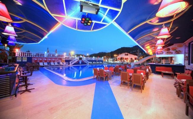 Фото отеля MUSTIS ROYAL PLAZA