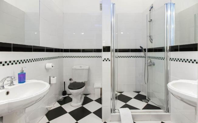 Фото отеля Chiconomy Suites
