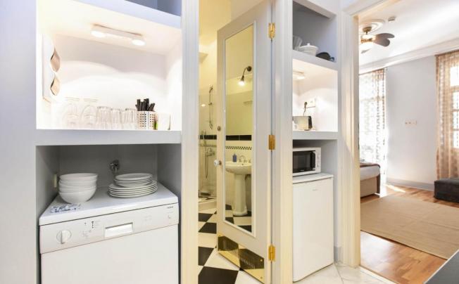 Фото отеля Chiconomy Suites