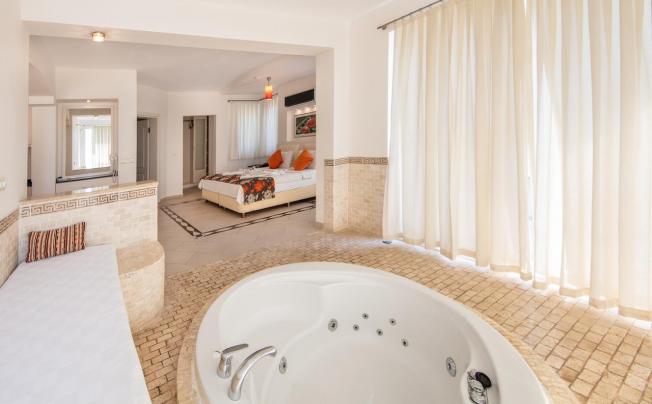 Фото отеля Golden Life Heights Deluxe Suit Hotel