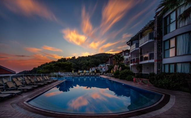 Фото отеля Golden Life Heights Deluxe Suit Hotel