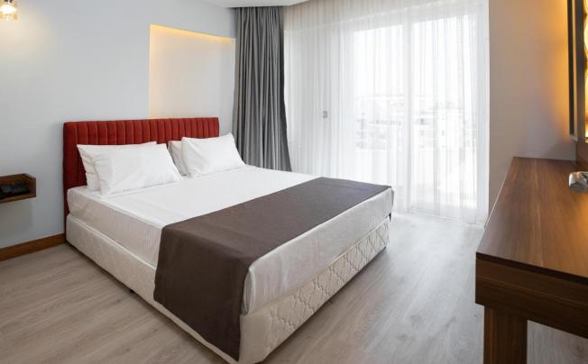 Фото отеля THELUNA SUITE HOTEL
