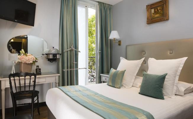 Фото отеля HOTEL PLAZA ELYSEES 