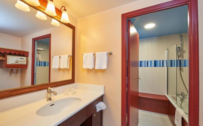 Фото отеля NEWPORT BAY CLUB 