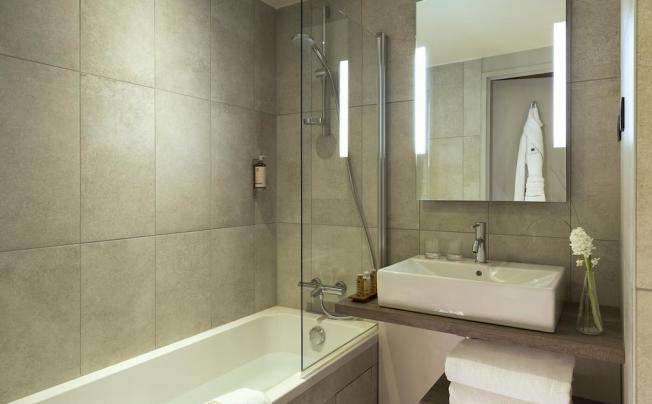 Фото отеля Hôtel L'Heliopic Sweet and Spa