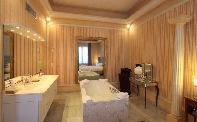 Фото отеля GOLDEN TULIP CANNES HOTEL DE PARIS