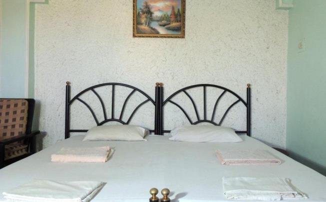 Фото отеля CLAREM GUEST HOUSE