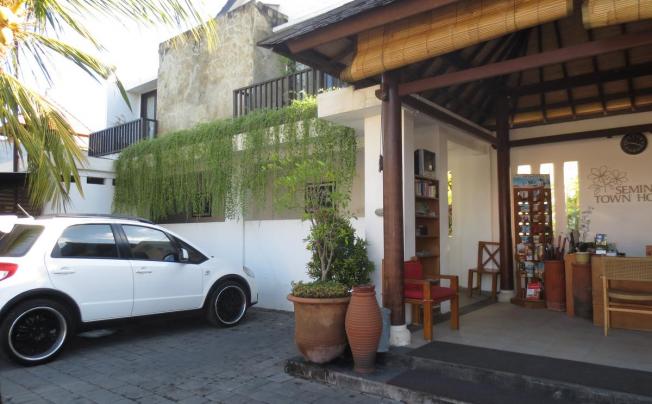 Фото отеля SEMINYAK TOWNHOUSE APARTMENT