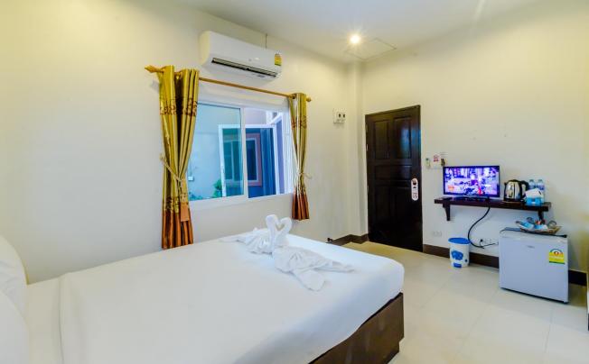 Фото отеля BAAN YUYEN KARON GUESTHOUSE