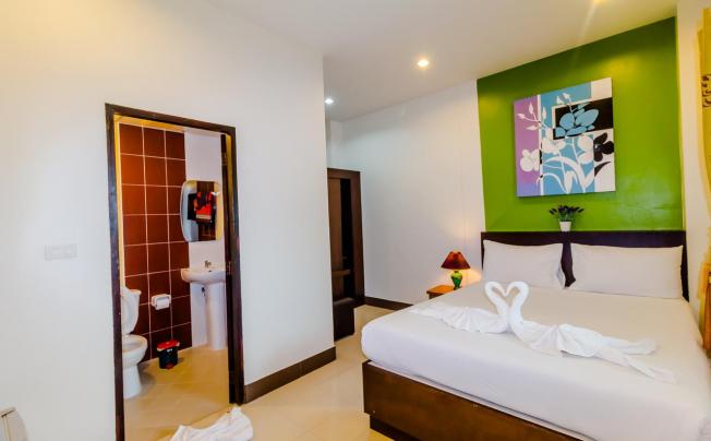 Фото отеля BAAN YUYEN KARON GUESTHOUSE